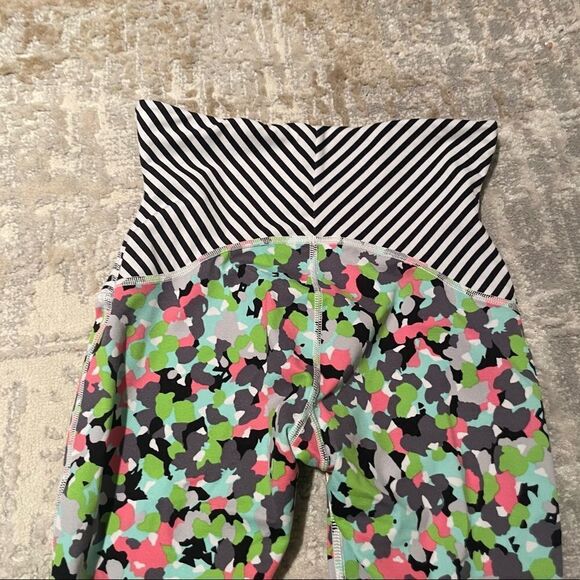 🏷️ 5 for $25 - SPANX Capri Leggings in Petal Power Thin Stripe - Picture 8 of 12